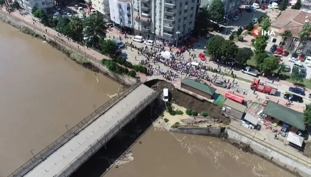 Samsun'da korkutan olay! Yol bir anda çöktü