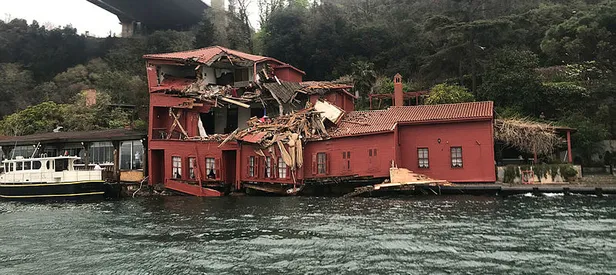 Geminin çarptığı yalı denize doğru kayıyor