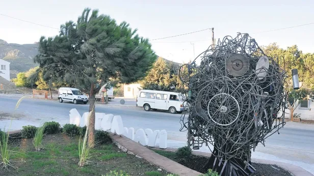 Türkiyeye çağ atlatan projeleri karalayan CHPden bir heykel daha: Sanayi Ağacı
