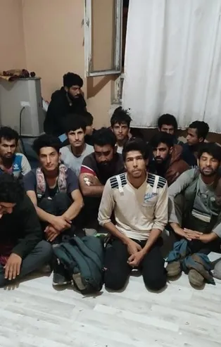 Van'da bir apartmana operasyon! 78 düzensiz göçmen yakalandı