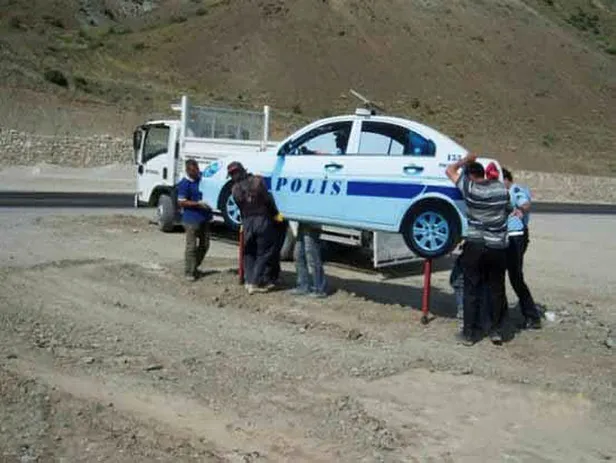 "Bu kadarına da pes" dedirtti! Maket polis aracından hırsızlık yaptılar!-5