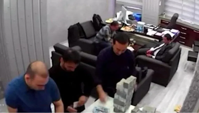 ibbye-yonelik-yolsuzluk-sorusturmasinda-neler-yasandi-itirafci-olan-36-kisi-kim-ne-anlatti-1751102199532.jpeg İBB'ye yönelik yolsuzluk soruşturmasında neler yaşandı? İtirafçı olan 36 kişi... Kim ne anlattı?-2