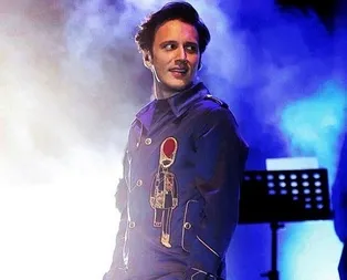 Ünlü popçu Edis yeni imajıyla sosyal medyayı salladı!