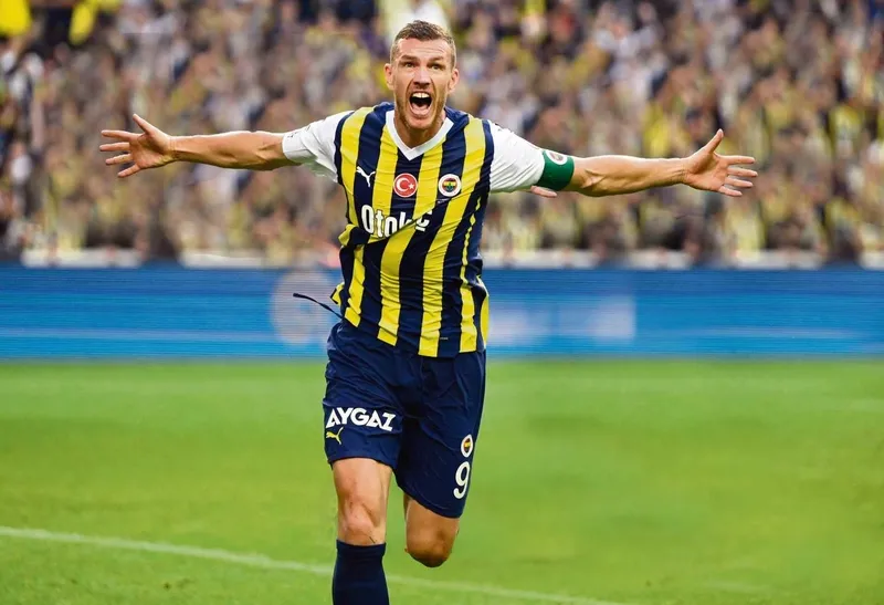 fenerbahce-bir-transferi-daha-bitirdi-jose-mourinhonun-talebi-sonrasinda-imzalar-atiliyor-1719750212998.jpeg Fenerbahçe bir transferi daha bitirdi! Çağlar Söyüncü de tamam... Jose Mourinho'nun talebi sonrasında imzalar atılıyor-6