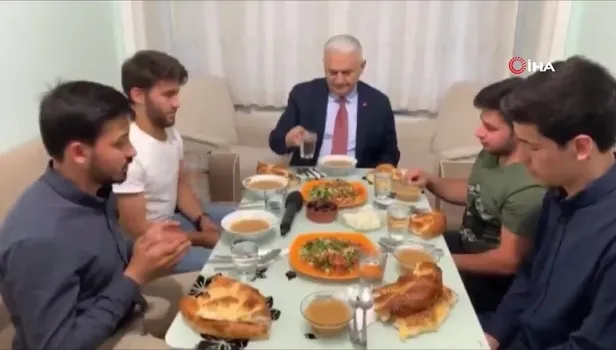Binali Yıldırım öğrencilerin davetini kırmadı
