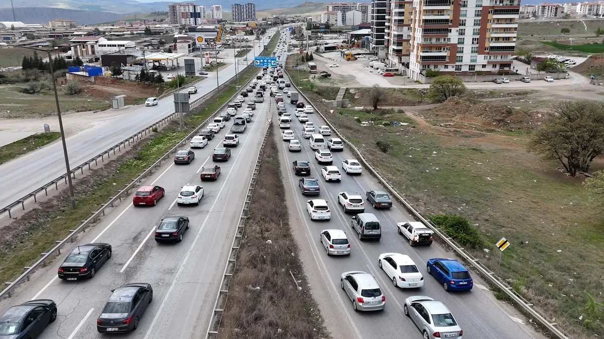 Son dakika: Bayram tatilcileri dönüş yolunda! 43 ilin geçiş güzergahında trafik yoğunluğu! İstanbul'da da trafik kilit! | YOL DURUMU