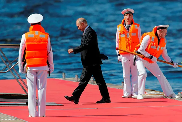 putin-onay-verdi-fuzeler-pes-pese-ateslendi-dunya-o-anlari-konustu-1595784318569.jpg Putin onay verdi füzeler peş peşe ateşlendi!-6