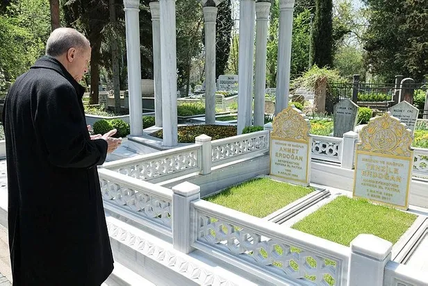 Başkan Erdoğan bayram arifesinde anne ve babasının kabirlerini ziyaret etti-2