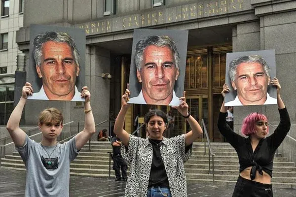 Jeffrey Epstein ve sevgilisi Ghislaine Maxwell'e, 100 milyon dolarlık dava! 36 kız çocuğuna tacizde bulunmuştu-3