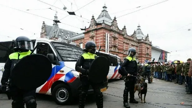 Aşırı sağcı Pegida örgütü iftar saati Hollanda'daki camilerin önünde domuz pişirecek-3