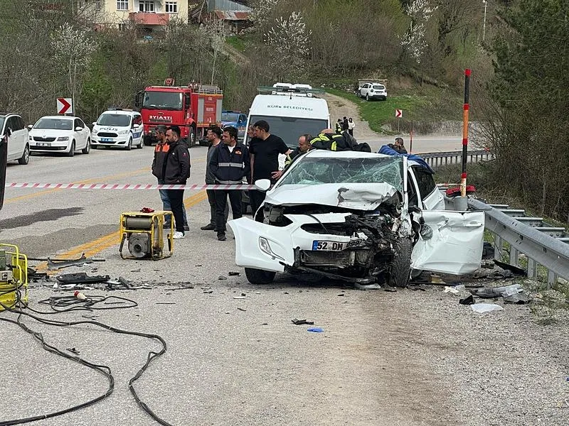 Kastamonu'nun Küre ilçesinde iki otomobilin çarpışması sonucu 3 kişi yaşamını yitirdi. (AA/1 Nisan)