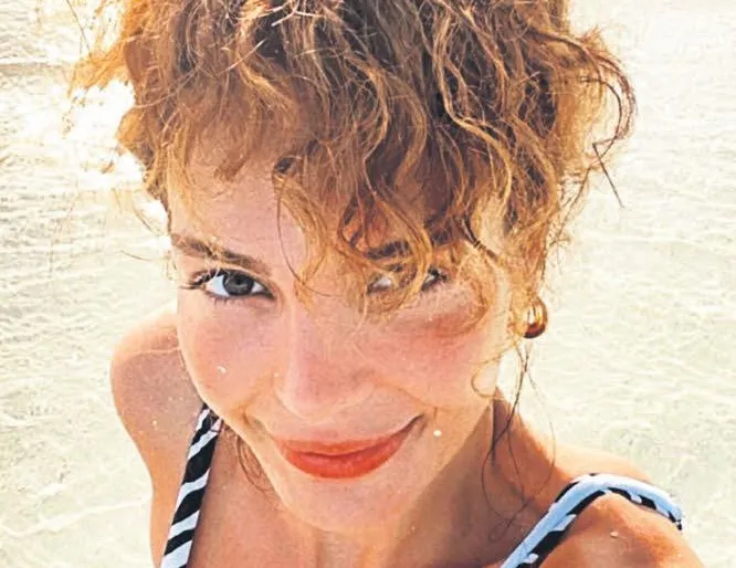 Şahin yuvadan uçuyor