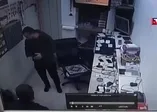 Şişen batarya telefoncunun elinde patladı