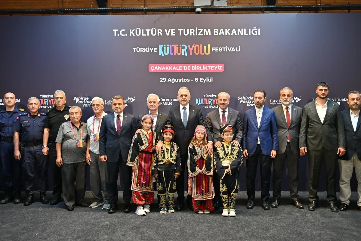 canakkalede-9-gunluk-kultur-ve-sanat-festivali-basladi-1787994601399.jpeg Çanakkale’de kültür ve sanat rüzgarı: 9 gün boyunca şehir festival coşkusuyla yaşayacak-2