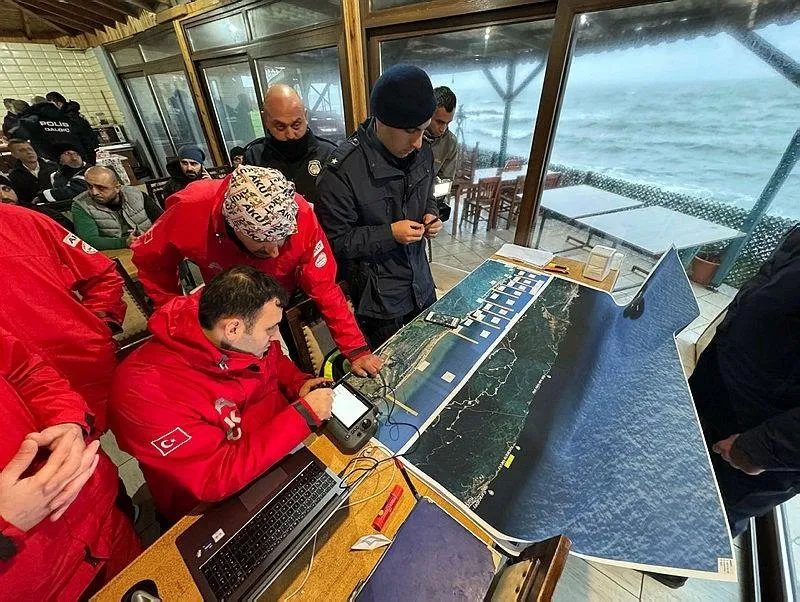 Marmara Denizi'nde batan kargo gemisinin mürettebatı için kurtarmak için kriz masası kuruldu.