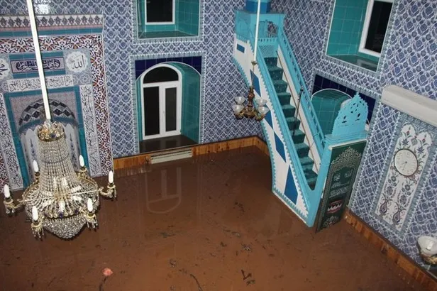 Son dakika: Trabzon ve Rize'yi sel vurdu! Meteoroloji'den Doğu Karadeniz için sel uyarısı geldi-7