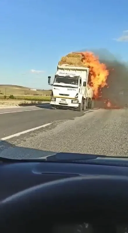 Çorum'da saman balyaları taşıyan kamyon alev alev yandı