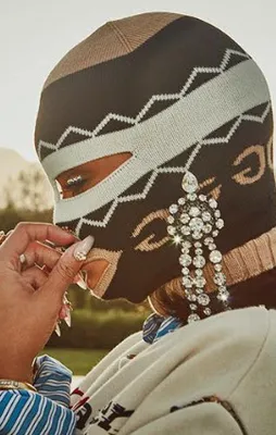 Rihanna maskesiyle ortalığı salladı!