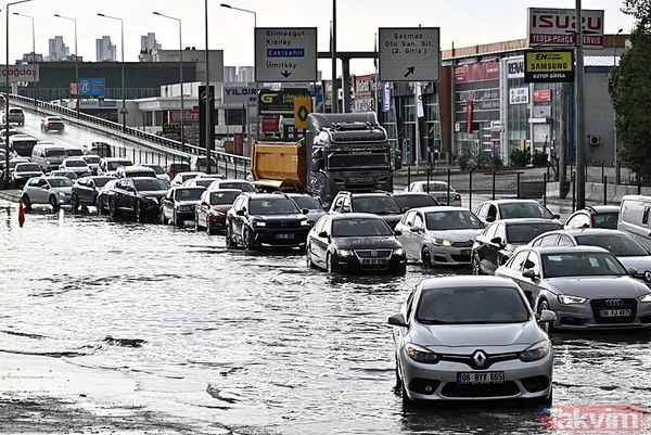 Sağanak ve dolu yağışı Ankara'yı yine felç etti! Yollar göle döndü, iş yerlerini su bastı - 25