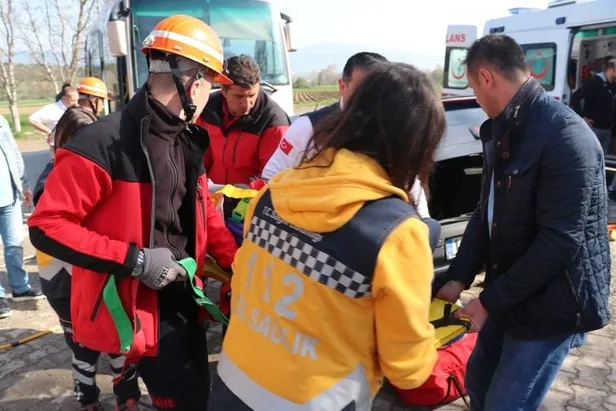 Son dakika: İşçileri taşıyan midibüs otomobille çarpıştı: 12 yaralı-4