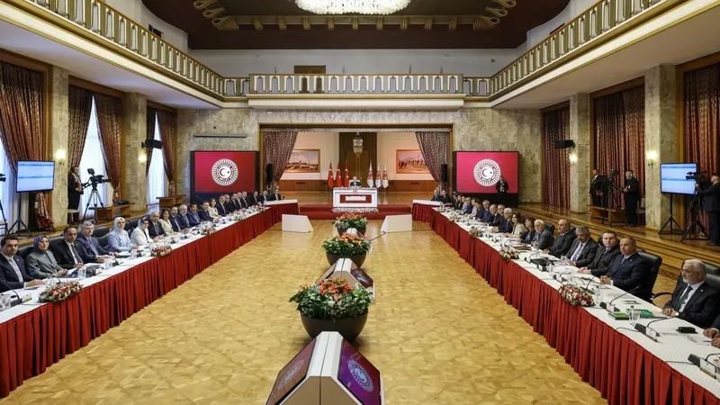 sdg-diz-coktu-gozler-musterek-raporda-terorsuz-turkiye-komisyonu-sabotajlara-ragmen-toplaniyor-1768810279116.jpeg Taslak raporda uzlaşı! MHP'den "Suriye" vurgulu mesaj |"Umut hakkı" çıkışı: "Süreç yasası var"-2