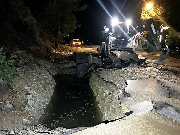 chpnin-kalesi-bodrumda-isale-hattinda-patlama-evini-su-basan-tesisatciyi-komsulari-kurtarmis-1602086042042.jpg CHP'nin kalesi Bodrum'da isale hattında patlama: Evini su basan tesisatçıyı komşuları kurtardı, halk feveran etti-3