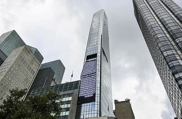 New York'taki Türkevi'ne 15 Temmuz günü canını veren şehitlerin isim ve fotoğraflarının bulunduğu dev bir bayrak asıldı-4