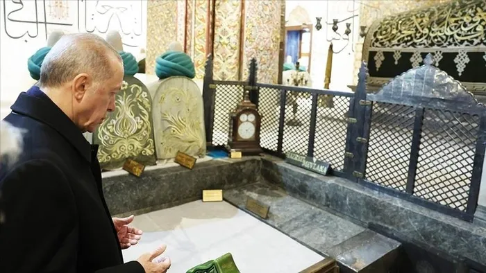 baskan-erdogandan-hazreti-mevlananin-750-vuslat-yil-donumu-mesaji-1702836190963.jpeg Başkan Erdoğan'dan "Hazreti Mevlana'nın 750. Vuslat Yıl Dönümü" mesajı: Mevla'nın izinde mazlumun yanında-3