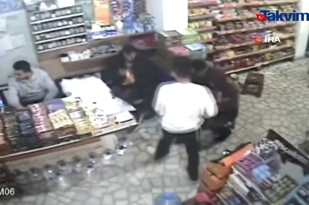 Sosyal medyada gördüğü kolonyalı şakayı yapayım derken kuzenini yakıyordu! Tekme tokat dayak kamerada