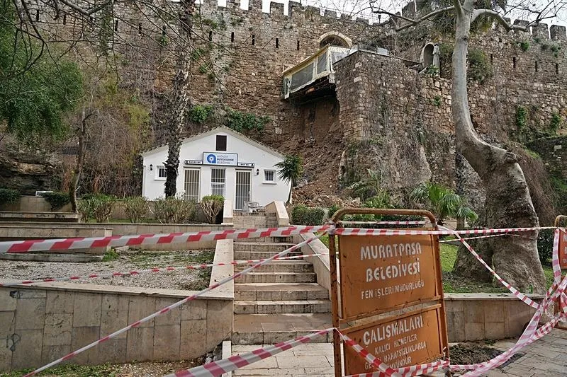 Antalya'da selde yıkıldı gerçek ortaya çıktı: Kale suru değil kaçak yapı-4