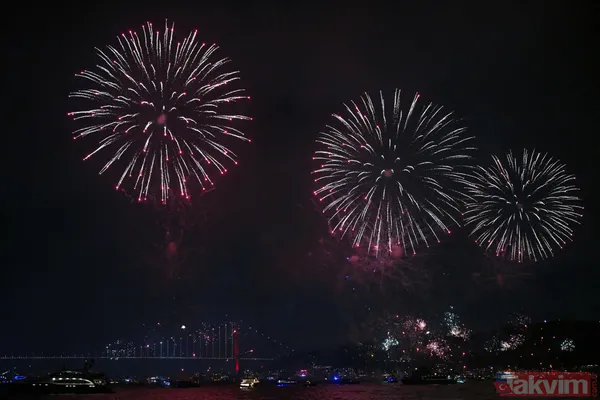 Başkan Erdoğan 'Türkiye Yüzyılı' butonuna bastı! Boğaz'da tarihi 'Cumhuriyet' şöleni: Nefes kesen havai fişek ve drone gösterisi - 23