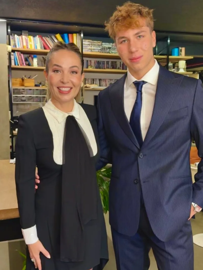 baris-falay-ve-esra-ronabarin-oglu-mavi-ruzgar-17-yasina-basti-annesinin-boyunu-gecti-1772613460376.jpg Barış Falay ve Esra Ronabar’ın oğlu Mavi Rüzgar 17 yaşına bastı! Annesinin boyunu geçti-4