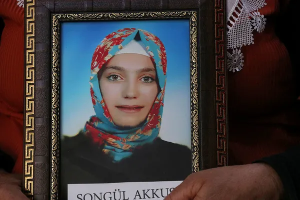 diyarbakir-annelerinden-fatma-akkus-hdp-bu-cocuklarin-uzerinden-elini-ceksin-yeter-artik-1619642700372.jpg Diyarbakır annelerinden Fatma Akkuş'tan terör isyanı: HDP bu çocukların üzerinden elini çeksin, yeter artık-1