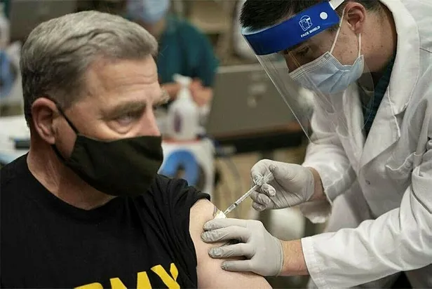 abd-ordusunun-komuta-kademesi-koronavirus-asisi-yaptirdi-1608655246692.jpeg ABD ordusunun komuta kademesi koronavirüs aşısı yaptırdı-1