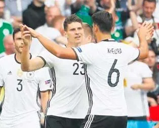 Panzer Gomez ile yıktı