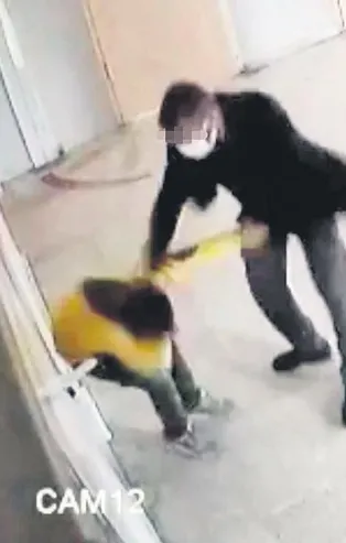 Öğretmen değil canavar!