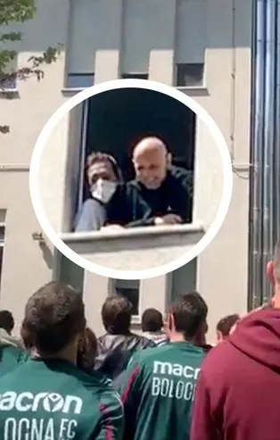 Bolognalı futbolcular Inter galibiyeti sonrası lösemi tedavisi gören teknik direktörleri Sinisa Mihajlovic’i ziyarete gitti