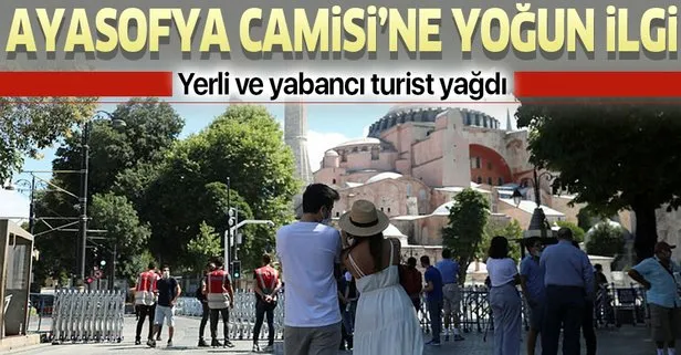 Ayasofya Camisine yoğun ilgi! Yerli ve yabancı turist yağdı