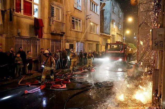 Beyoğlu’nda evler alev alev yandı