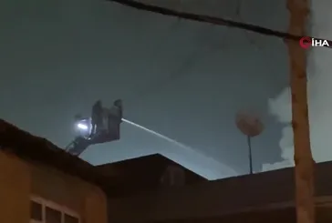 Sarıyer'de 3 katlı binanın çatısı alev aldı