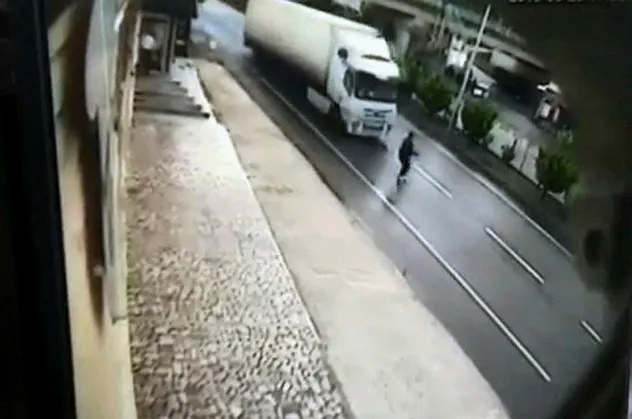 Giresun'da inanılmaz olay! Kendini TIR’ın önüne attı...