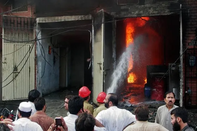 Son dakika: Pakistan'da fabrika yangını: 8 ölü