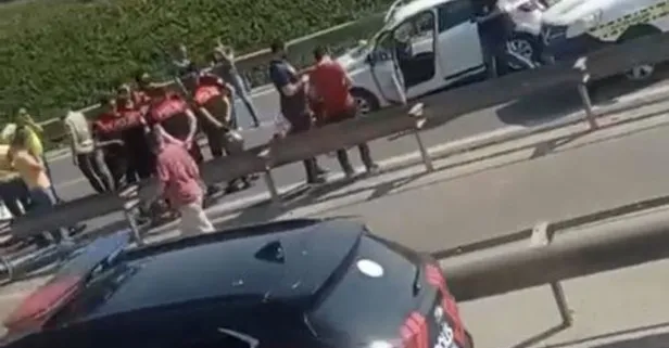 Kadıköy'de nefes kesen kovalamaca: Polisin dur ihtarına uymayınca olanlar oldu! Şüpheli aracının lastiklerine ateş edilerek enselendi
