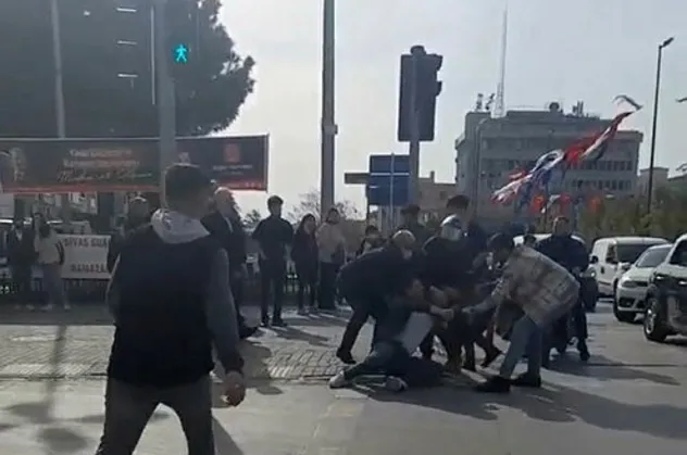 Kırmızı ışıkta geçti yayaya çarptı! Kaza sonrası tekmeli tokatlı kavga çıktı
