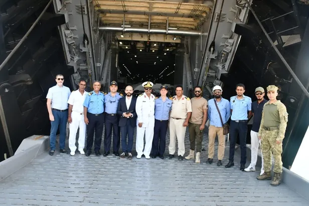 1694875886438.jpeg TCG Sancaktar ve TCG Bayraktar'ın Libya'ya ulaştırdığı yardım malzemeleri yetkililere teslim edildi-4