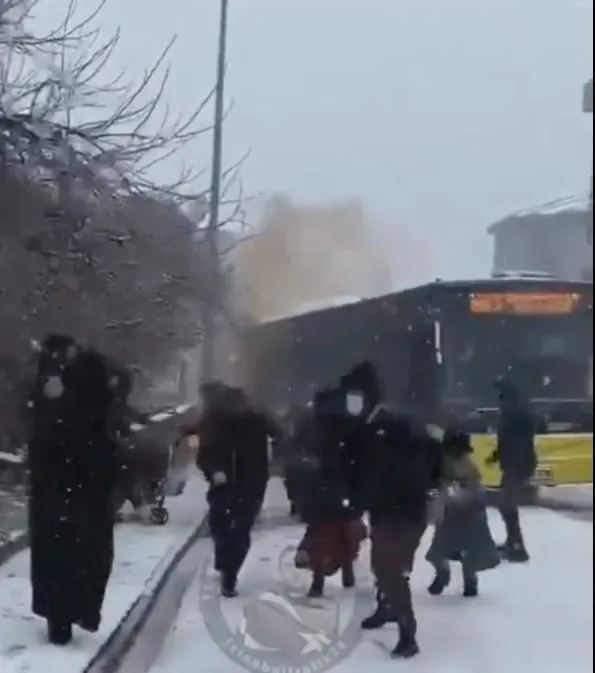 iett-otobusu-yolda-kaldi-ortalik-karisti-havai-fisek-gibi-patladi-1646940838427.jpg İETT otobüsü yolda kaldı ortalık karıştı! Havai fişek gibi patladı-2