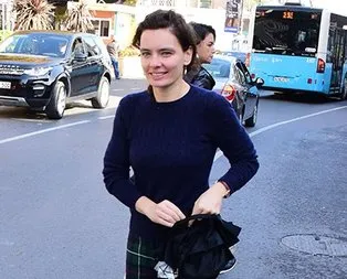 Makyajsız yakalandı koşar adım kaçtı
