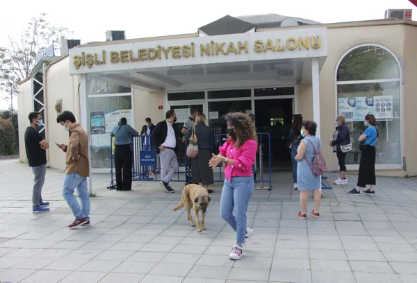tam-kapanmasinin-sona-ermesiyle-birlikte-nikah-dairelerinde-yogunluk-olustu-1621243918814.jpg Tam kapanmasının sona ermesiyle birlikte nikah dairelerinde yoğunluk oluştu-3