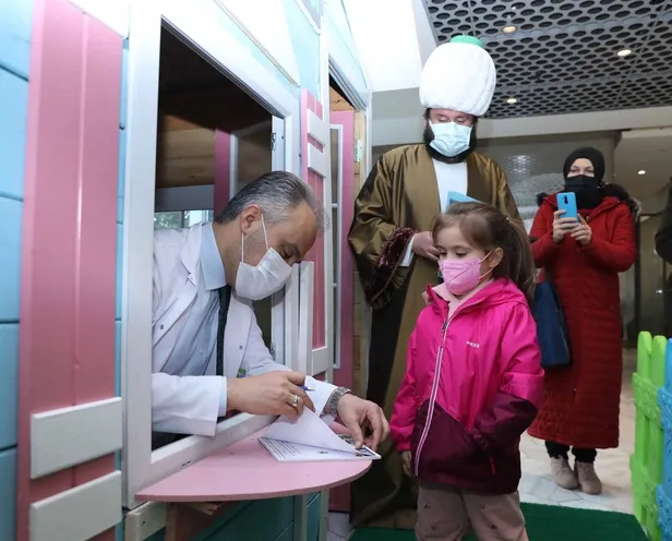 Doktorlar muayene ettikleri çocuklara reçeteyle kitap yazıyor-8
