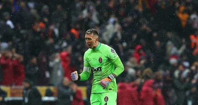 muslera-uruguay-yolcusu-galatasarayin-1-numarasi-icin-uruguaydan-flas-bir-iddia-ortaya-atildi-1703019642378.jpeg